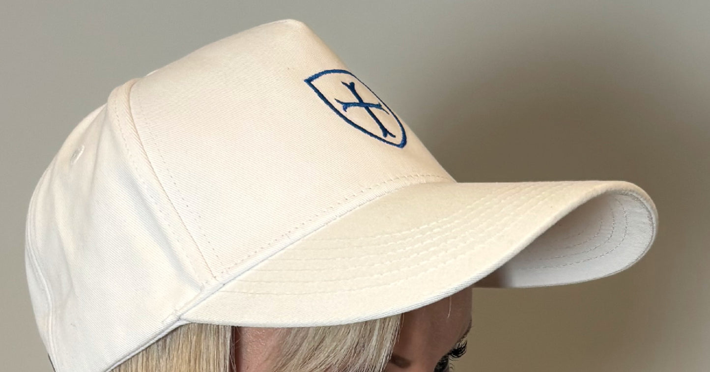 Organic cotton baseball cap with double logos.
